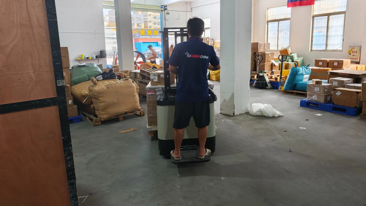 Operación y mercancía en la bodega de Yiwu