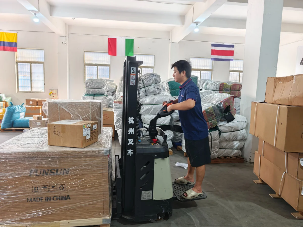Colaborador operando en el área de almacenamiento de Yiwu