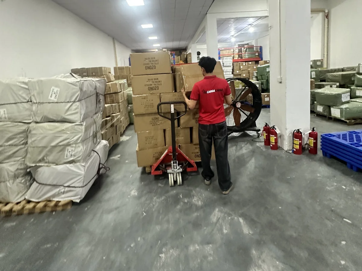 Colaborador junto a pallets y paquetes en Foshan