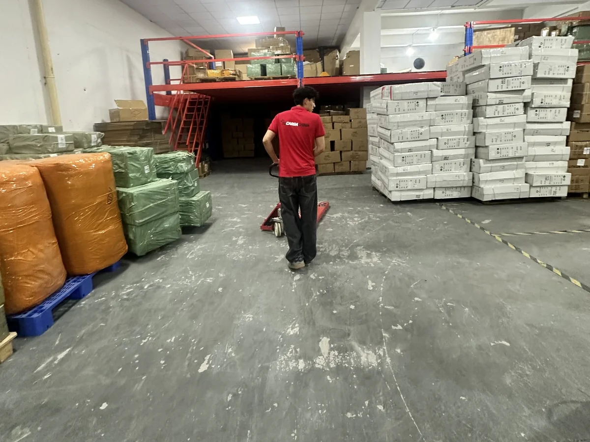 Mercancía organizada y colaborador en la bodega de Foshan