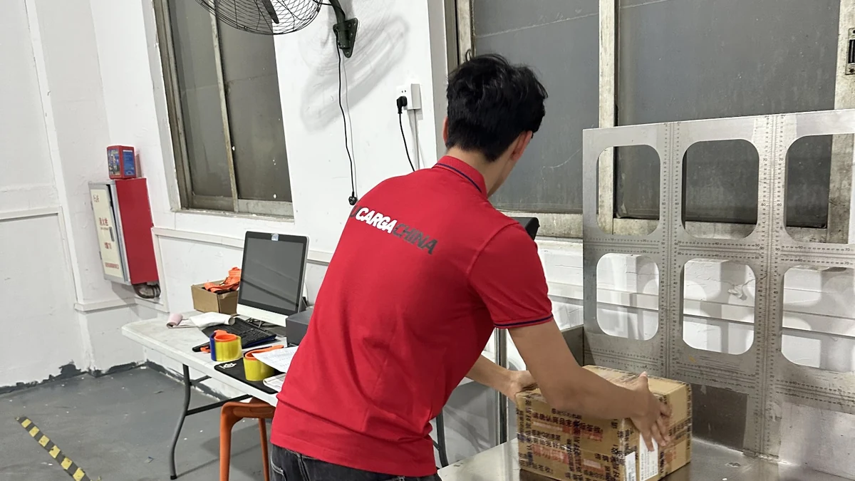 Colaborador de TUCARGACHINA preparando e identificando mercancía