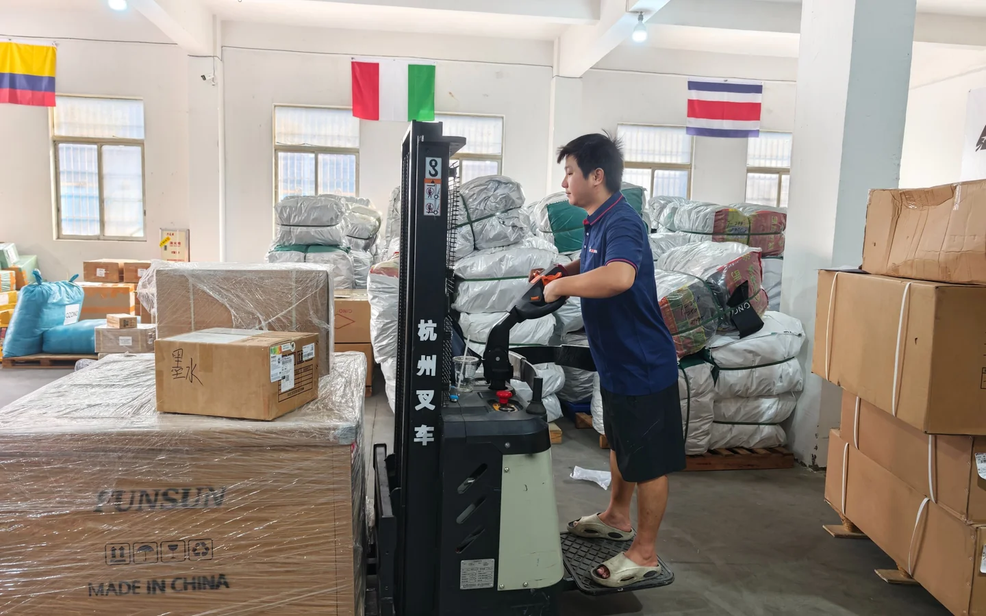 Colaborador de TUCARGACHINA en la operación de Yiwu