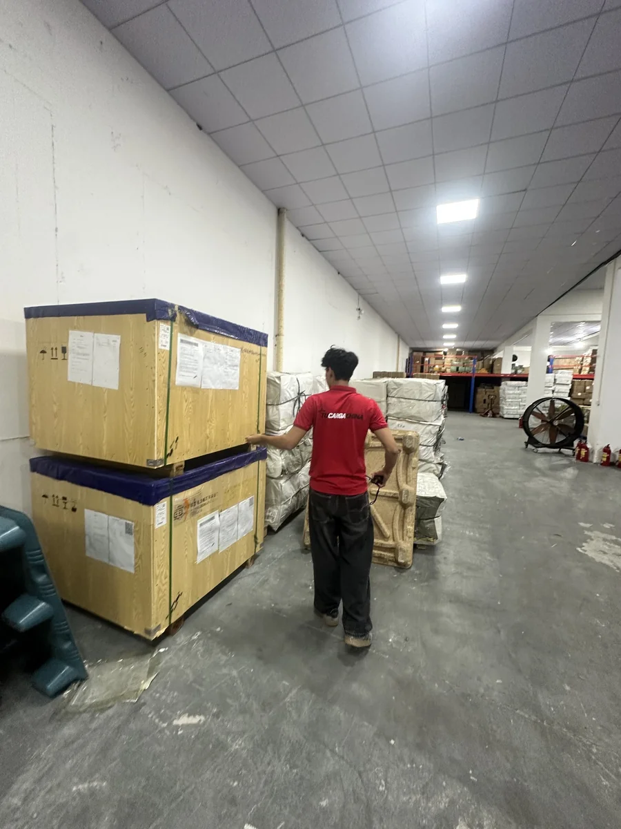Colaborador de TUCARGACHINA junto a mercancías en Foshan