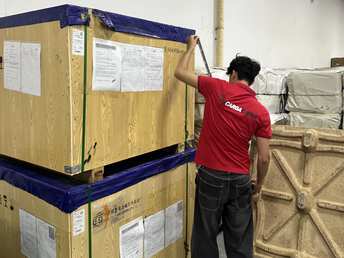 Colaborador de TUCARGACHINA en la operación de Foshan