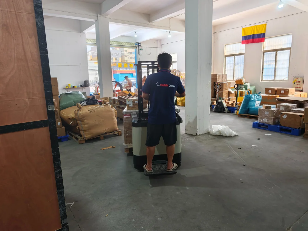 Colaborador de TUCARGACHINA en la operación de Yiwu