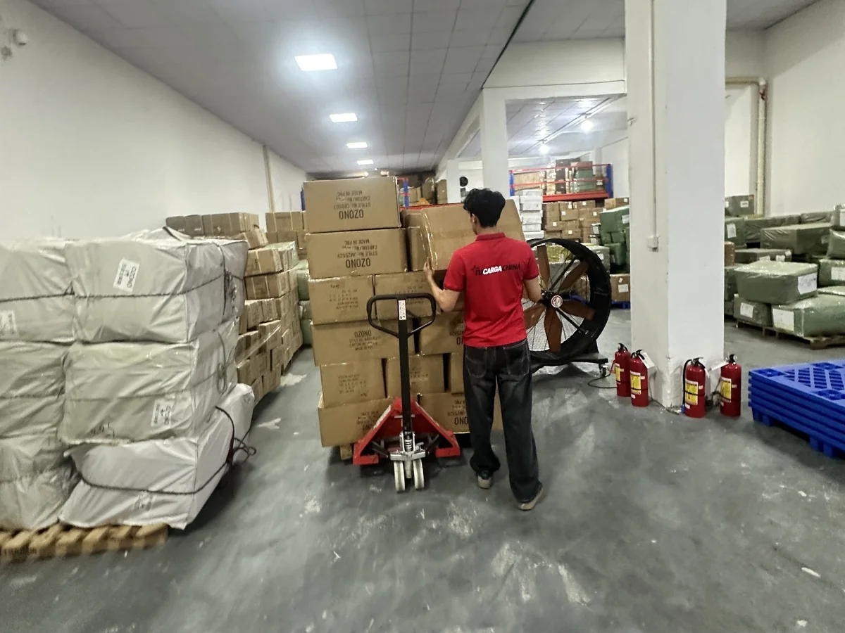 Colaborador de TUCARGACHINA junto a mercancías en Foshan