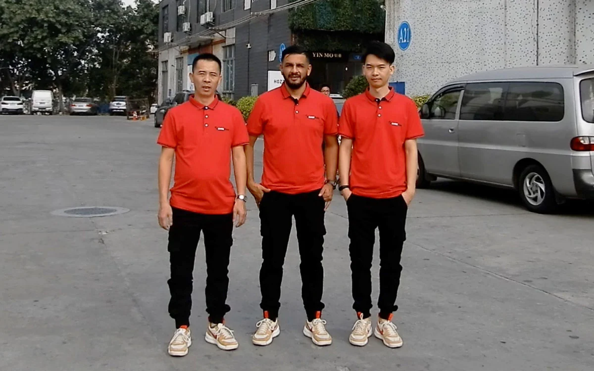 Tres integrantes del equipo de TUCARGACHINA en China