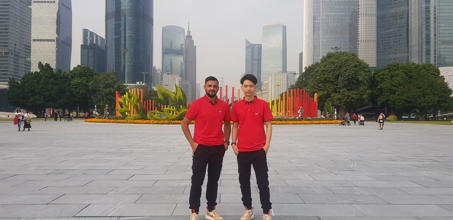 Dos colaboradores de TUCARGACHINA en una plaza de China