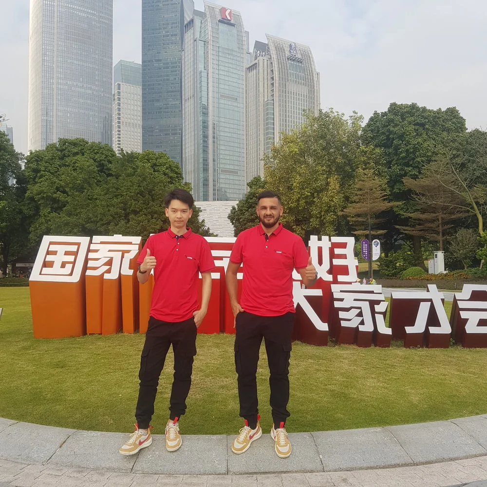 Dos integrantes del equipo TUCARGACHINA en un entorno urbano de China