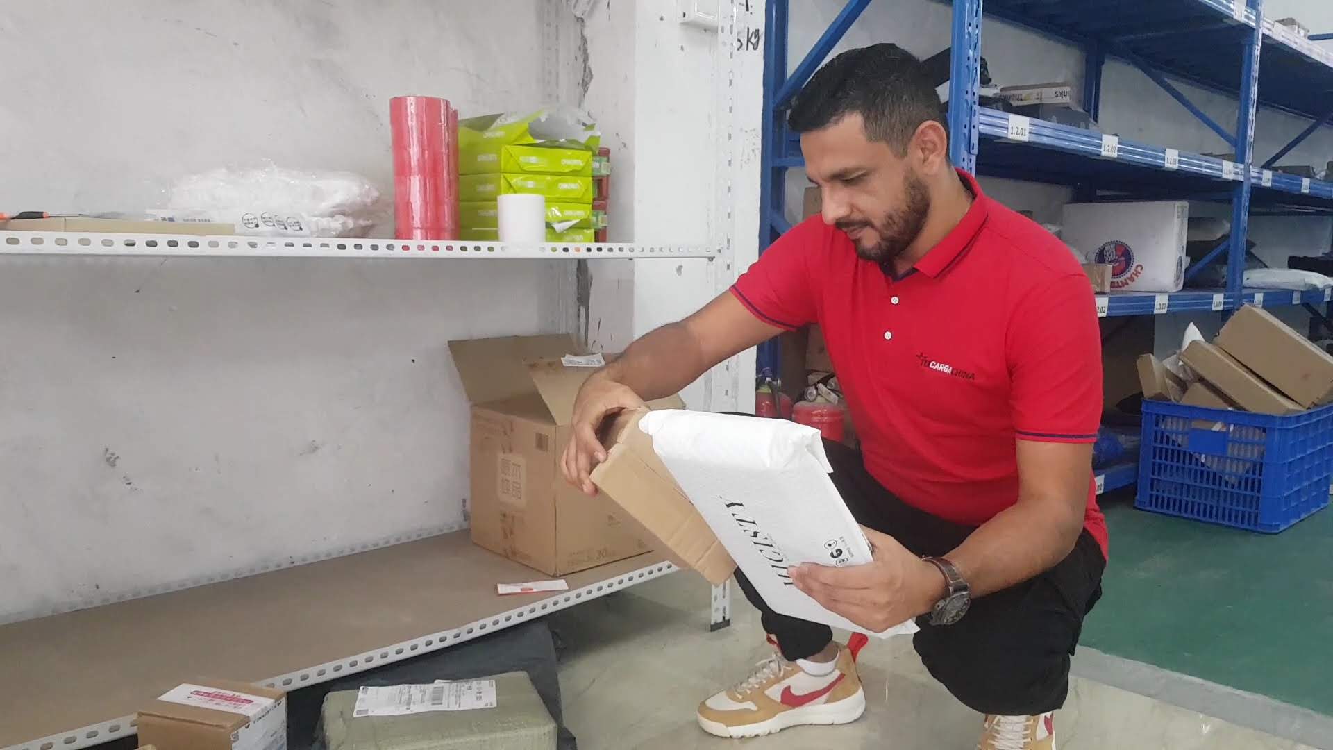 Colaborador de TUCARGACHINA revisando visualmente un paquete recibido